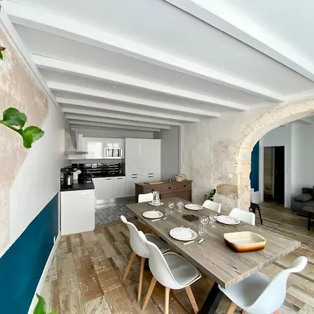 De Charme Plein Centre-ville De A 2 Pas Du Marche La Rochelle (Charente-Maritime)