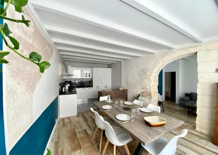 De Charme Plein Centre-ville De A 2 Pas Du Marche La Rochelle (Charente-Maritime)